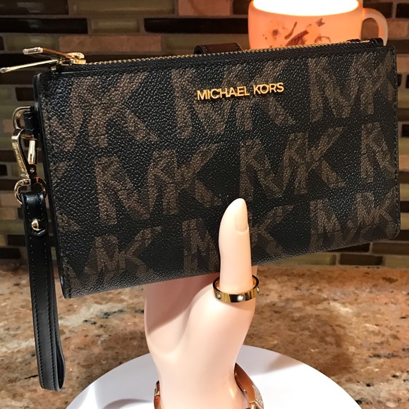 MICHAEL KORS Signature Wristlet ππ₯β€οΈ - Picture 3 of 16